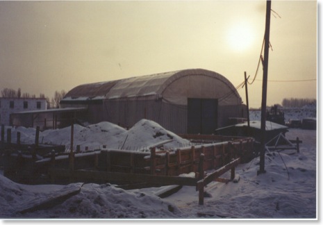 Montagehalle im Schnee